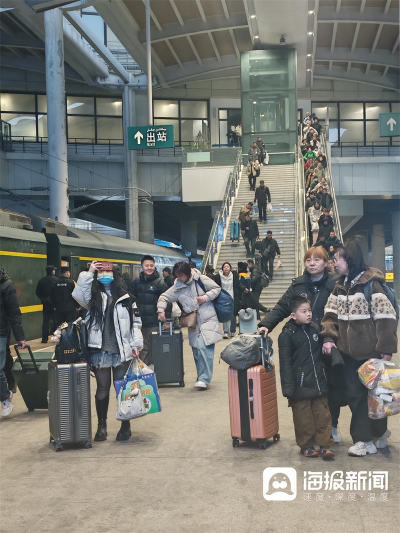 新春走基层丨5天、7000多公里跟着Z105次列车横跨7省区我们拍下了春运最真实的样子(图8)