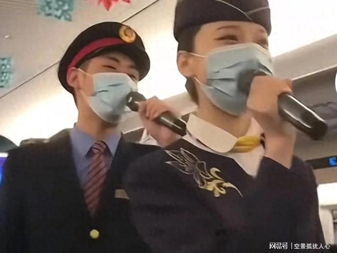 春运第一天列车员慰问演出一首歌曲点燃游客心灵归途！(图1)