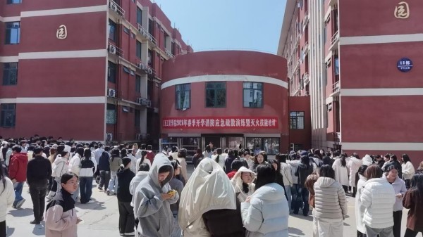 江西工业贸易职业技术学院举行2026年春季消防应急疏散演练(图1)