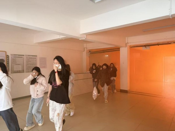 江西工业贸易职业技术学院举行2026年春季消防应急疏散演练(图2)
