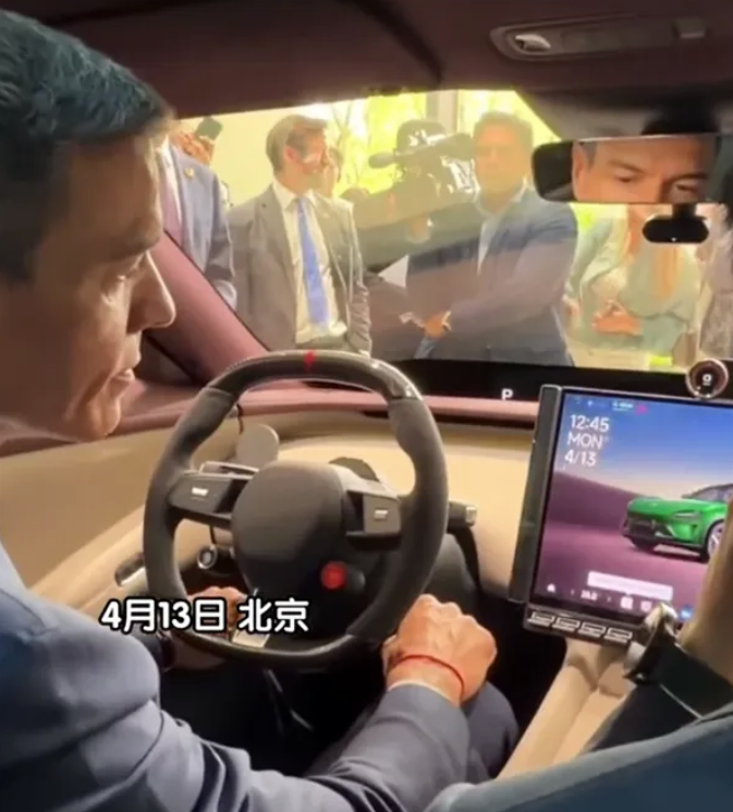 西班牙首相桑切斯参观小米科技园试坐YU7 雷军陪同讲解(图2)