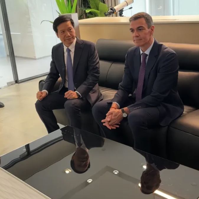 西班牙首相桑切斯参观小米科技园试坐YU7 雷军陪同讲解(图3)