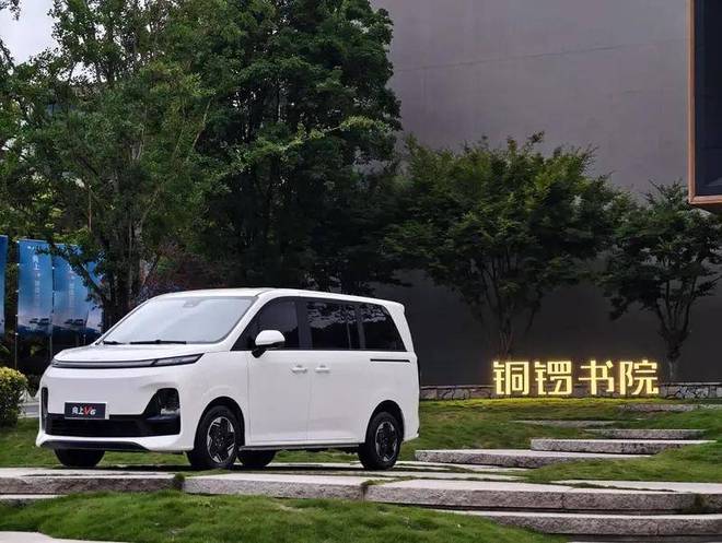 欲把面包比理想向上V6体面闯试驾鑫源汽车向上V6(图2)