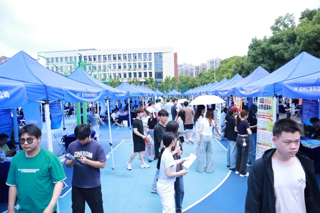“原来求职可以像闯关一样有趣！”武汉工程科技学院“生涯嘉年华”让学生沉浸式探索职业未来(图1)